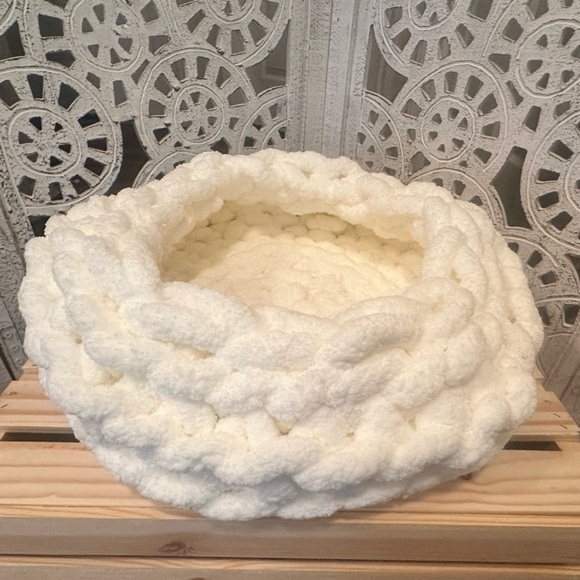 Chunky Knit Pet Bed in Cream - Picture 6 of 7